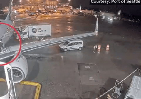 Momentul în care o pasageră anxioasă deschide ușa unui avion și iese pe aripă pentru a se liniști, în Seattle | VIDEO