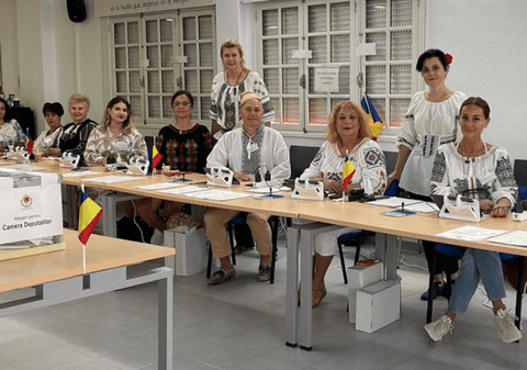 Membrii secției de votare din Tenerife s-au îmbrăcat în costume naționale: „Românii sunt foarte relaxați”