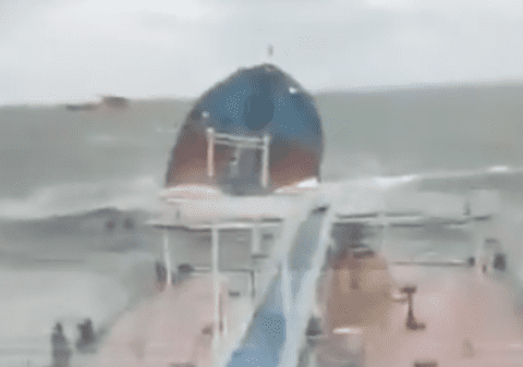 Un petrolier rusesc lung de 136 de metri și vechi de 55 de ani s-a rupt în două în timpul unei furtuni în Marea Neagră