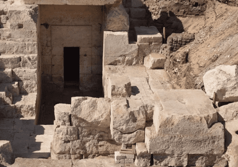 Templu vechi de 2.100 de ani, descoperit de arheologi în Egipt