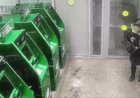 Mai mulți bătrâni ruși au aruncat în aer bancomate și au dat foc în locuri publice, la Moscova și Sankt Petersburg, după ce au primit un telefon și au fost convinși să acționeze