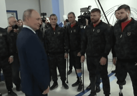 Vladimir Putin i-a întrebat pe soldații care i s-au plâns că n-au proteze dacă s-au obișnuit cu faptul că au rămas fără un picior | VIDEO