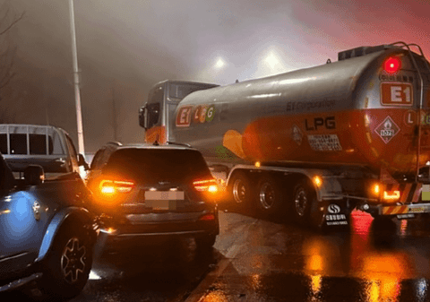 Carambol pe o șosea din Coreea de Sud cu peste 100 de mașini. Mai mulți oameni au fost răniți