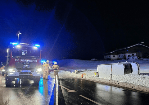 Microbuz cu români, răsturnat pe marginea unei șosele din Austria, după o depășire pe un drum înghețat. Șapte victime au ajuns la spital