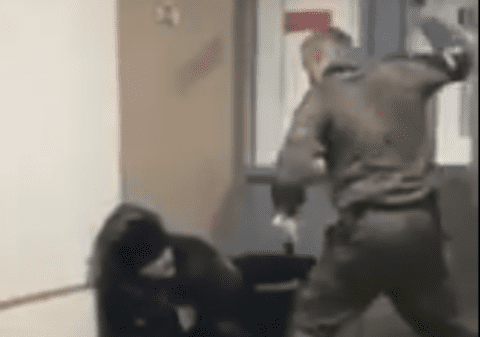 Disciplinare cu înjurături și bastoane electrice. Imagini din interiorul unei baze militare rusești