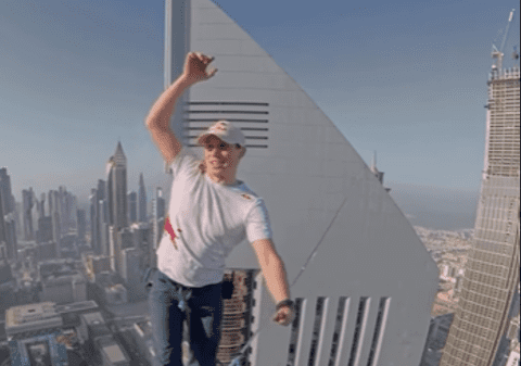 Mers pe sârmă, ca-n filme, între zgârie-norii din Dubai. Imagini uimitoare de la 224 de metri înălțime | VIDEO