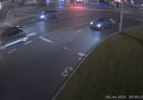 Accident între o mașină și un tramvai, în Iași. Imagini cu impactul violent au fost surprinse de camerele de supraveghere | VIDEO