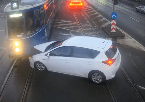 Momentul impactului dintre o mașină și un tramvai, în Iași: „Era prea mic tramvaiul ca să îl vadă bolidul”