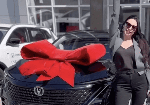 Noul „elitism militar” în Rusia: soțiile soldaților își afișează bogăția pe rețelele sociale. „El luptă, iar noi dormim liniștiți”