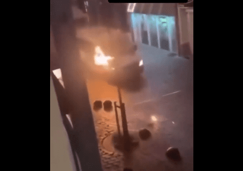 Haos la Bruxelles în noaptea de Revelion. Oamenii au incendiat mașini și au atacat polițiștii cu cocktail-uri Molotov