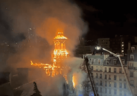 Turla unei primării din Paris a ars, iar acum se află în pericol de prăbușire