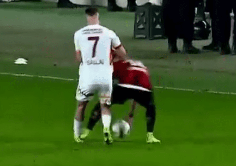 Momentul în care Deian Sorescu îl atacă brutal pe maghiarul Roland Sallai, în meciul Gaziantep – Galatasaray: „Putea să-i rupă glezna” | VIDEO