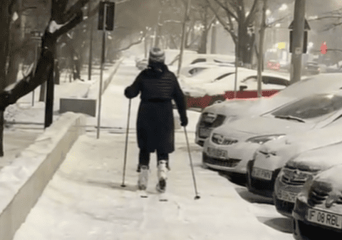 O femeie din București a transformat trotuarul în pârtie de schi. Imaginile au devenit virale pe TikTok | VIDEO