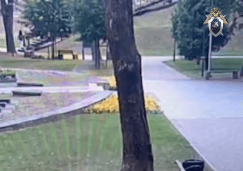 Un bielorus a fost condamnat la aproape doi ani de închisoare pentru că a prăjit pește pe Flacăra Eternă | VIDEO