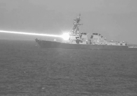 Imagine de impact cu arma laser HELIOS, publicată de Marina SUA
