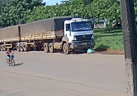 O pensionară a scăpat cu viață după ce un camion lung de 25 de metri a trecut peste ea, în Brazilia: „Mama este o femeie puternică” | VIDEO
