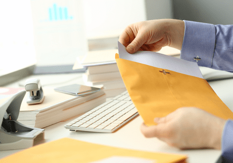 Plicurile port-document, o achiziție SMART pentru a-ți păstra documentele în siguranță!