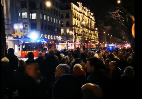 1.500 de oameni au fost evacuați după un incendiu la Théâtre des Champs-Élysées, izbucnit în plină reprezentaţie I VIDEO