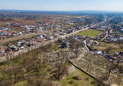 Angajații unei primării din România intră o lună în concediu fără plată pentru că nu sunt bani de salarii. „Le-am explicat și au acceptat”