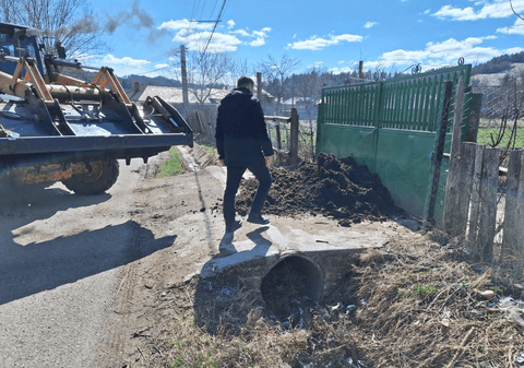 Un primar a adunat balega de pe câmp și a dus-o în poarta unui localnic care o arunca la voia întâmplării