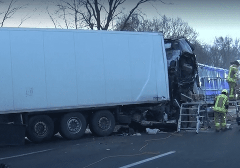 Doi morți în două accidente consecutive, în același loc și în aceeași zi. Doi supraviețuitori au fugit pe autostradă și sunt căutați pe poliția germană