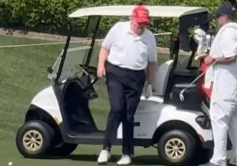 Oamenii se întreabă „ce este în neregulă cu picioarele lui Donald Trump?” după ce au apărut imagini cu el jucând golf