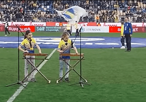 Spectacol la Ploiești cu surorile din Dițești, care au cântat imnul Petrolului împreună cu tot stadionul, la meciul cu Sepsi