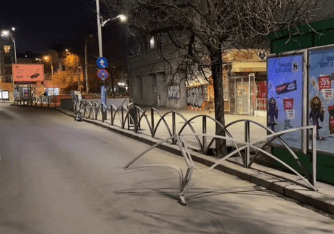 Ce a rămas în urma protestelor violente din centrul Capitalei: vitrine sparte, garduri rupte și trotinete distruse