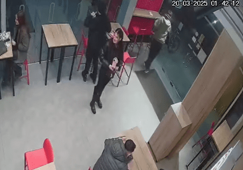 Momentul în care un hoț din Cluj pleacă cu o „amintire” dintr-o șaormerie. Ce a luat cu el