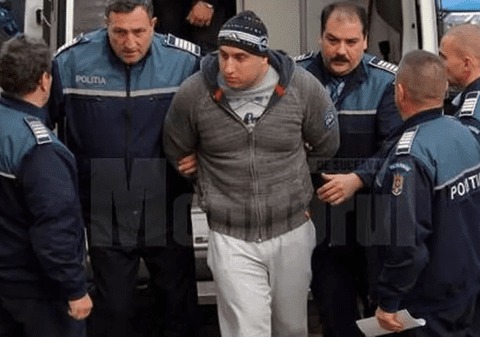 Interlopul din Suceava, care a atacat un polițist cu sabia, a fost condamnat la închisoare, dar nu a fost găsit acasă