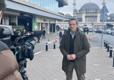 Reporterul BBC care a relatat despre protestele din Istanbul a fost arestat și deportat din Turcia