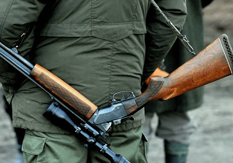 Un braconier l-a luat pe capota mașinii pe paznicul unui fond de vânătoare din Arad care încerca să îl oprească