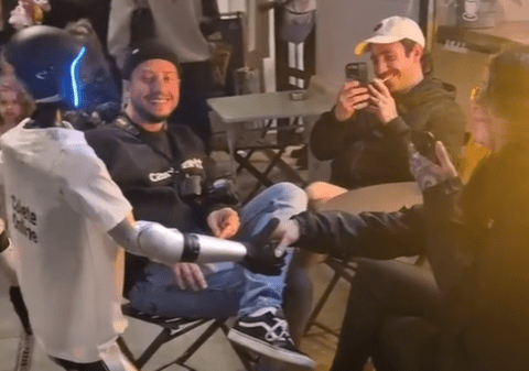 Un robot umanoid s-a plimbat pe Calea Victoriei din București și a dat mâna cu oamenii aflați pe terase | VIDEO