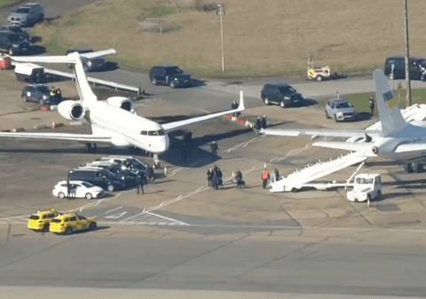 Prima întâlnire a lui Volodimir Zelenski după ce Trump l-a dat afară de la Casa Albă. Președintele Ucrainei a aterizat în Europa