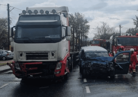 Un șofer italian a murit pe loc după ce a intrat pe contrasens și s-a lovit frontal de un TIR, pe DN 76, între Deva și Oradea