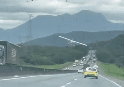 Momentul în care un avion scăpat de sub control aterizează pe autostradă chiar în fața unei cisterne | VIDEO