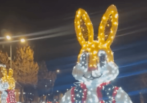 Decorațiunile de Paște din centrul Brașovului au aprins internetul: „Nu vreau să știu cât am plătit pentru mizeria asta”