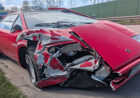 Un șofer de 83 de ani a condus un Lamborghini cu 180 km/h pe autostradă și l-a distrus: 200.000 de euro pagubă