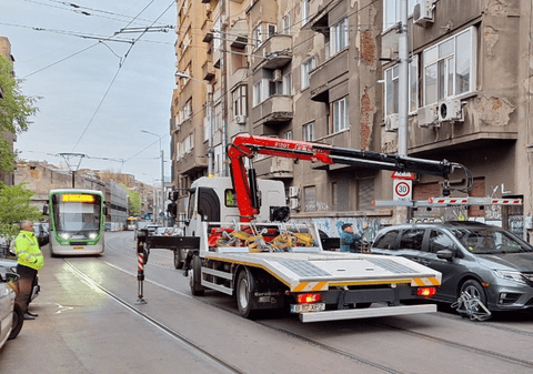 Un șofer ucrainean care și-a parcat mașina pe linia de tramvai pe Calea Moșilor din București și a blocat circulația s-a ales cu dosar penal