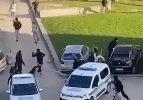 Momentul în care treizeci de indivizi atacă două mașini de Poliție în Franța