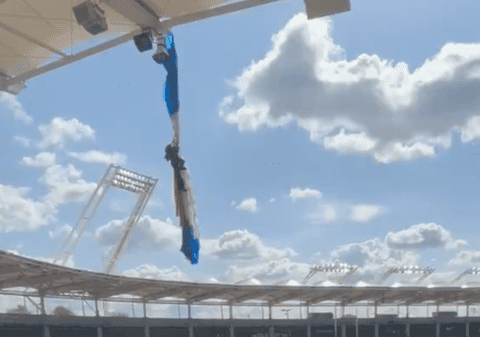 Parașutist prăbușit pe acoperișul stadionului se agață disperat în așteptarea salvatorilor