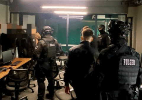 Rețea de escroci care vindeau suplimente alimentare „vindecătoare de cancer”: operau din call centere din Chișinău și Rusia