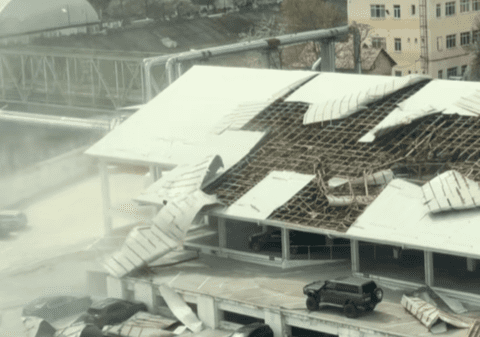 Prăpăd la Râmnicu Vâlcea. Vântul puternic a smuls acoperișuri, tabla zbura ca foile de hârtie I VIDEO