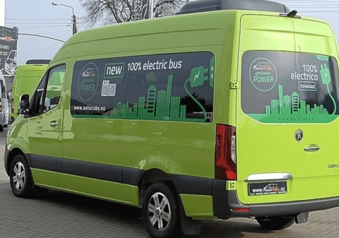 Autoritățile din Brașov cumpără 27 de microbuze electrice pentru transportul școlar al elevilor de la țară