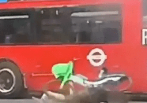 Accidentul care îi face pe britanici să se întrebe „cine e de vină?”: o femeie intră cu bicicleta închiriată într-un autobuz oprit