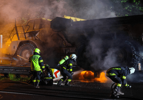 Cum i-a luat foc unui șofer român tot camionul și basculanta de 33 de tone pe care o transporta