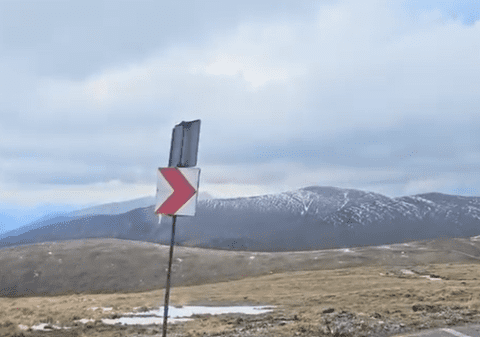 Transalpina ar putea să rămână închisă și după 1 iunie. Rafale de peste 100 km/oră au distrus indicatoarele abia montate