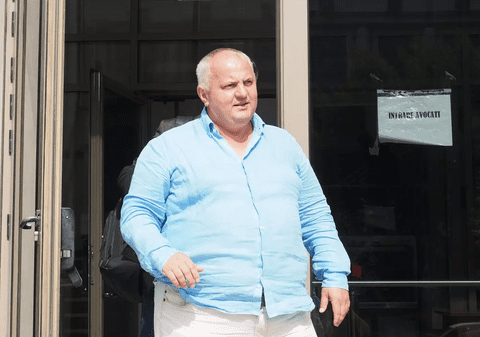 Cine este Avram Marius Gal, afaceristul care l-a așteptat pe omul lui Trump la Otopeni: a inventat „burgerii de aur” și a fost acuzat că a făcut sute de mii de euro mințind că livrează materiale COVID