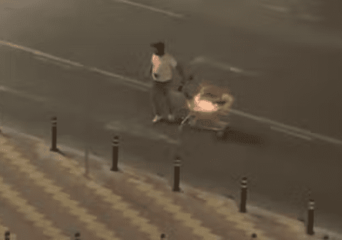 Un bărbat din Constanța s-a plimbat cu un căruț în flăcări pe un bulevard și a ajuns direct la Psihiatrie