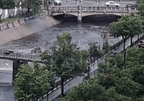 Caseta de beton de pe Dâmbovița a refulat în urma ploii torențiale. Au apărut „fântâni arteziene” cu ape uzate în centrul Bucureștiului